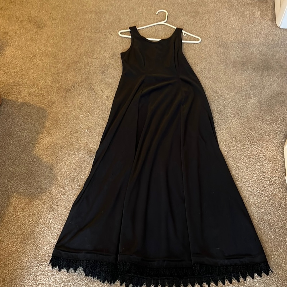 Sleeveless tea length length polyester dress bottom has lace detail